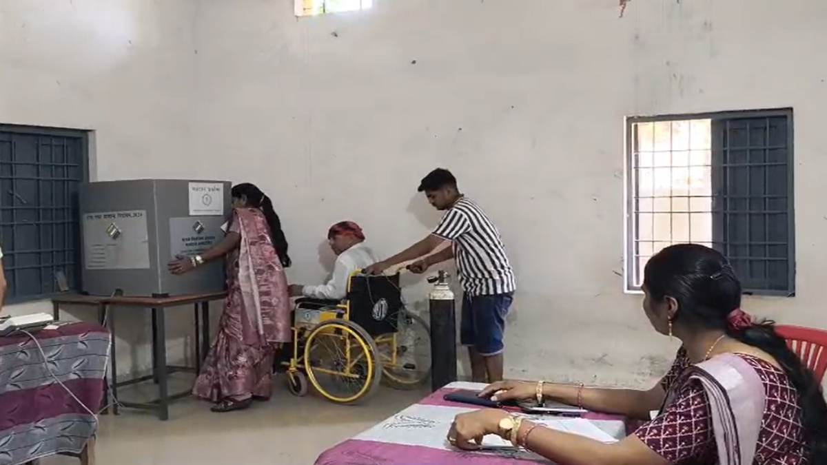 मतदान के जज्बे को सलाम : ऑक्सीजन सपोर्ट पर पोलिंग बूथ पहुंचे बुजुर्ग, डाला वोट, सभी ने की सराहना
