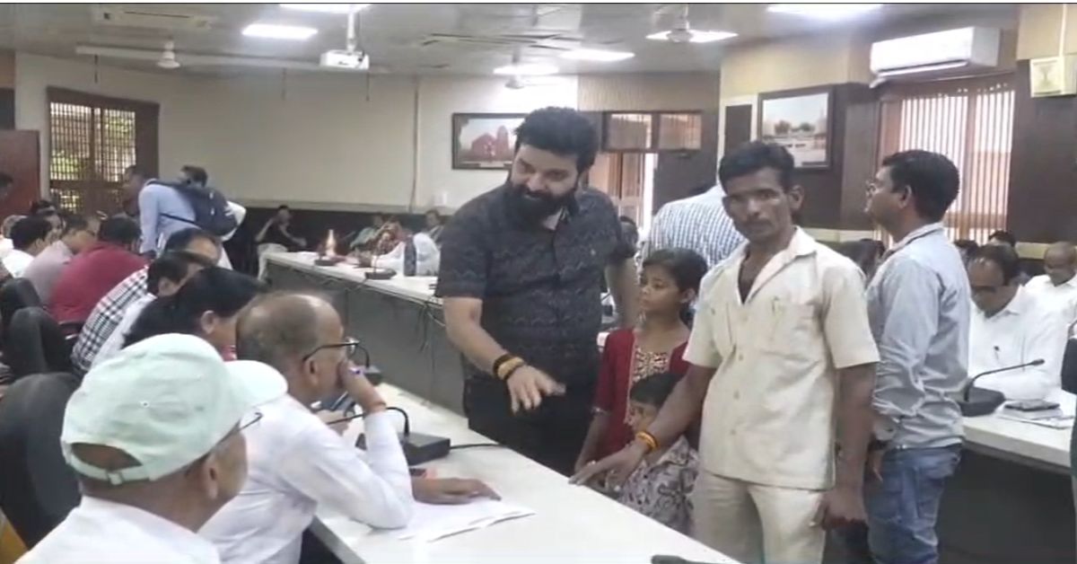 ‘साहब! या तो न्याय दो या परिवार सहित इच्छा मृत्यु’: कलेक्टर दफ्तर में 3 मासूम बच्चों के साथ पहुंचा बेबस किसान