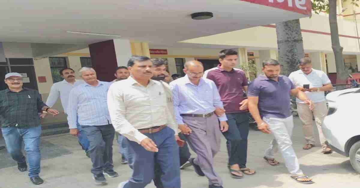 6 हजार में बेच दिया ईमान? आबकारी विभाग का हेड कांस्टेबल रिश्वत लेते रंगे हाथ गिरफ्तार