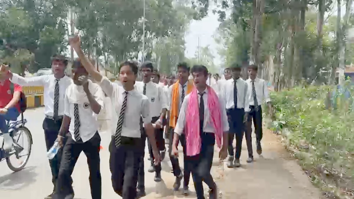 स्कूल प्रबंधन के खिलाफ खोला मोर्चा : 10 किमी पैदल चलकर कलेक्ट्रेट पहुंचे आवासीय विद्यालय के छात्र, सुनाई अपनी पीड़ा