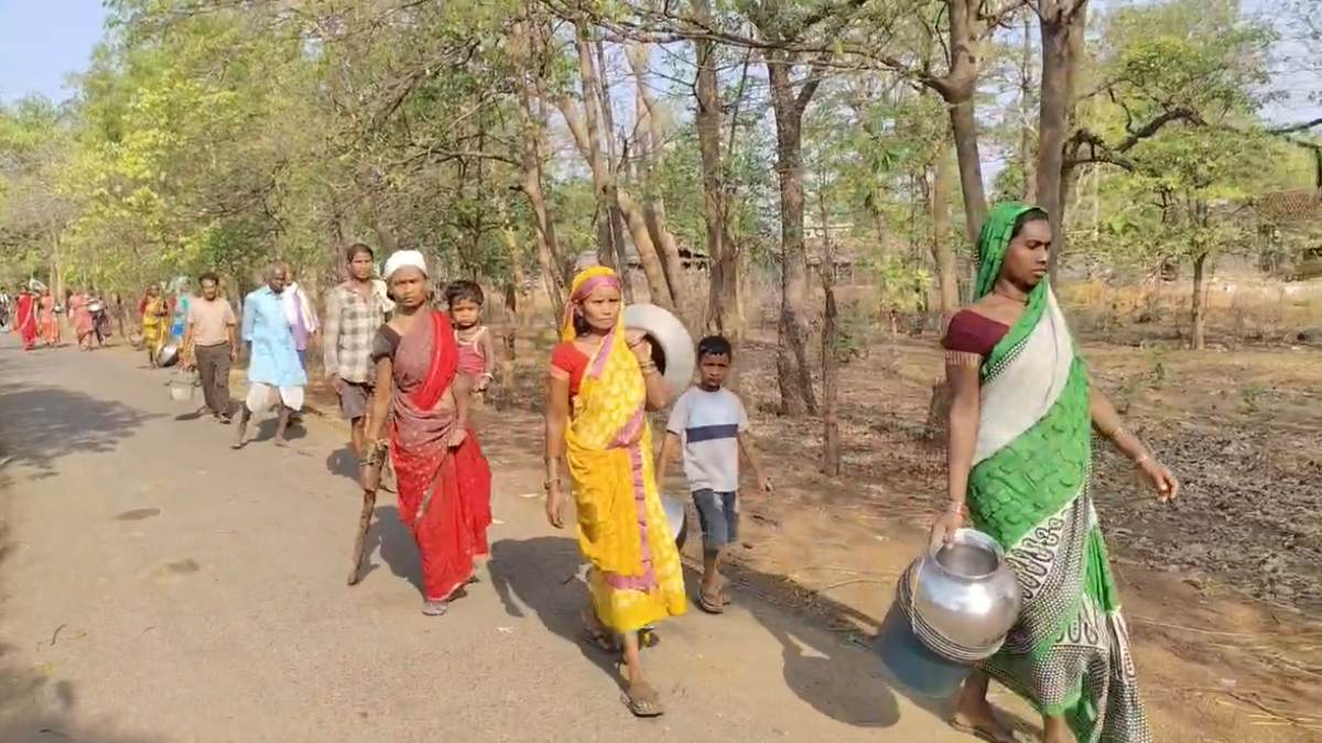बूंद-बूंद पानी के लिए तरस रहे ग्रामीण : पानी खरीदकर पीने को मजबूर गांव वाले, पेयजल समस्या के कारण चार परिवार कर चुके हैं पलायन