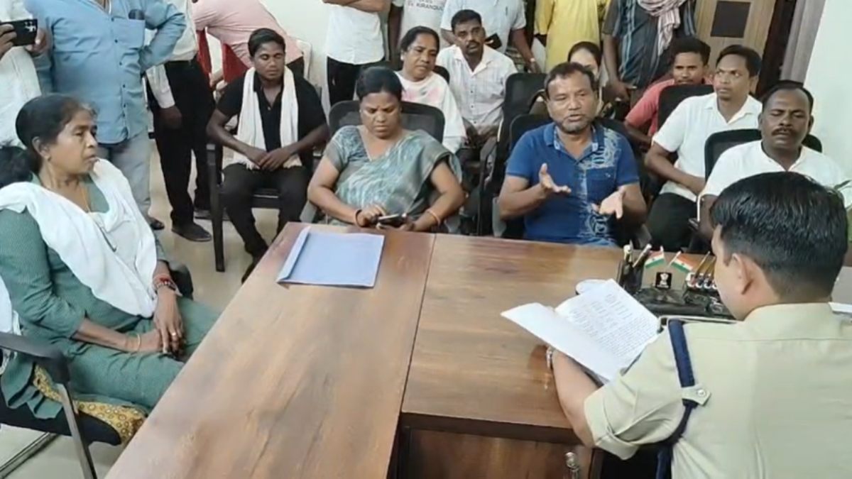 अलनार खदान को लेकर विवाद : खनन नहीं, फिर लाखों टन लौह अयस्क उत्पादन कैसे? बस्तरिया राज मोर्चा ने उठाए सवाल