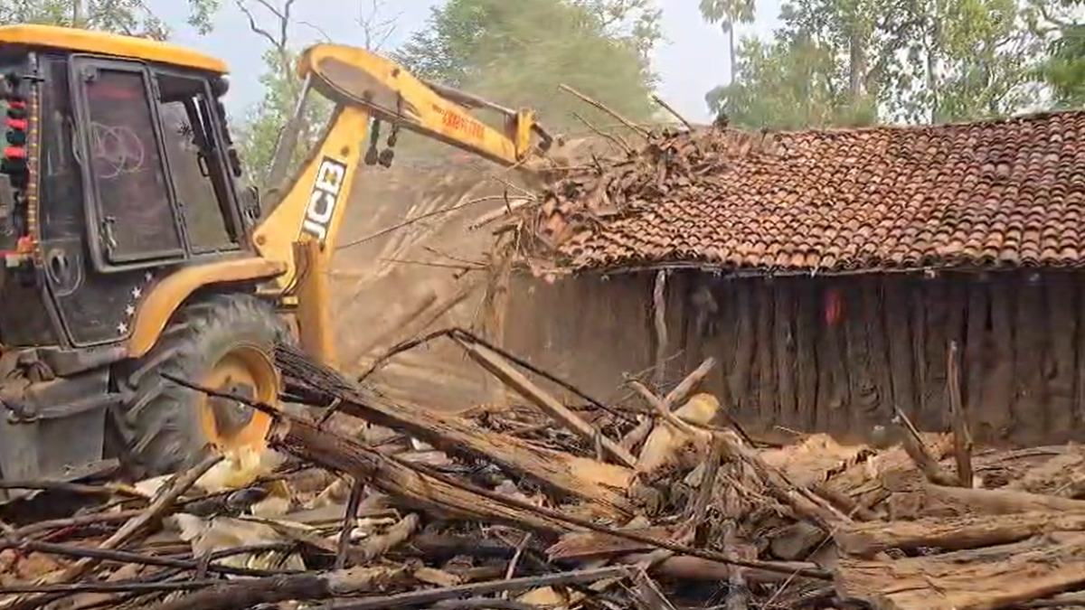 100 एकड़ वनभूमि से हटाया अवैध कब्जा : करोड़ों के पेड़ काटकर बनाया था खेत, मकानों को किए गए जमींदोज