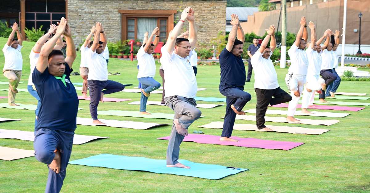 तैयारी… International Yoga Day से पहले सीएम धामी ने अधिकारियों और कर्मचारियों के साथ किया योगाभ्यास