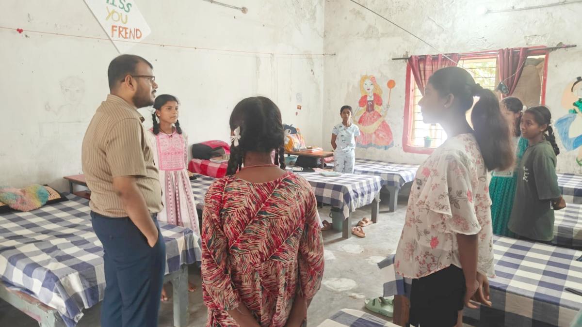 CG News : छात्रावासों में लापरवाही पर सख्त कार्रवाई, भृत्य और अधीक्षक निलंबित