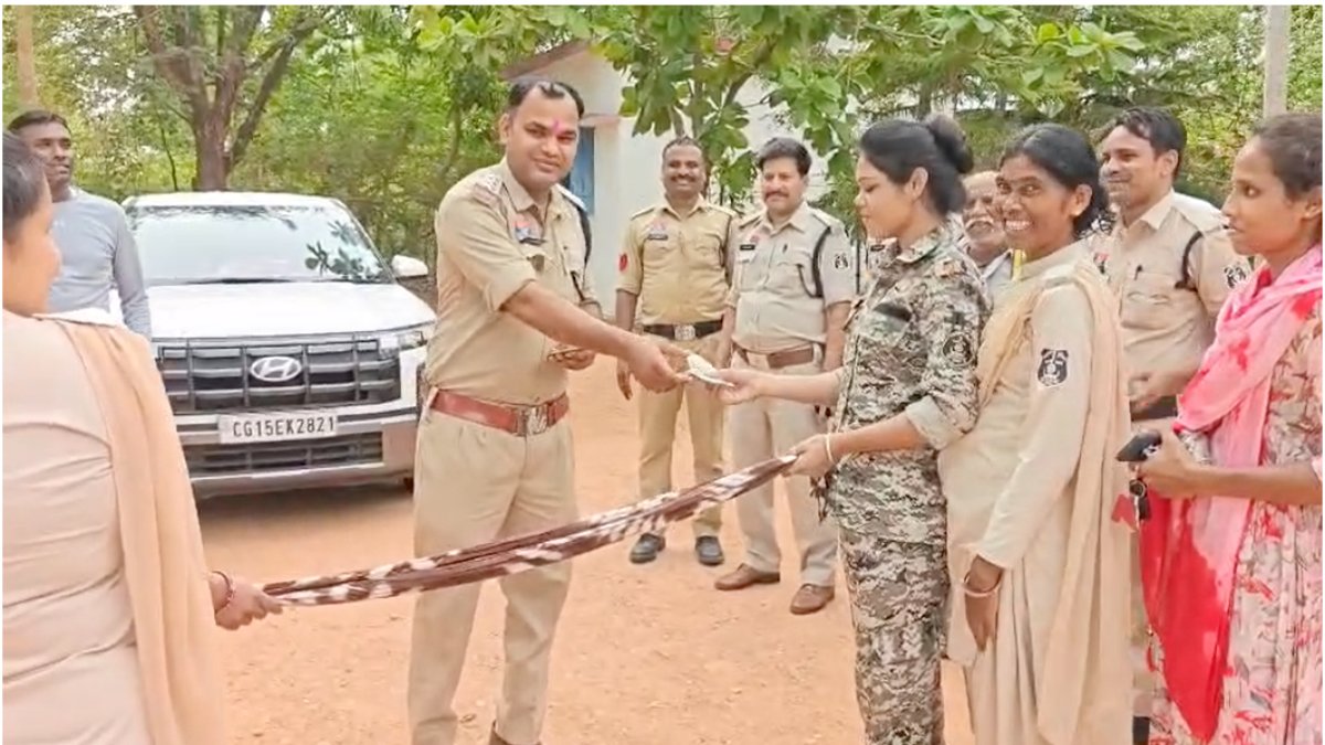 तबादले पर अनोखी विदाई : महिला पुलिसकर्मियों ने निभाई ‘डोर छेकना’ परंपरा, नेग के बाद थाना प्रभारी को दी विदाई, देखें VIDEO…