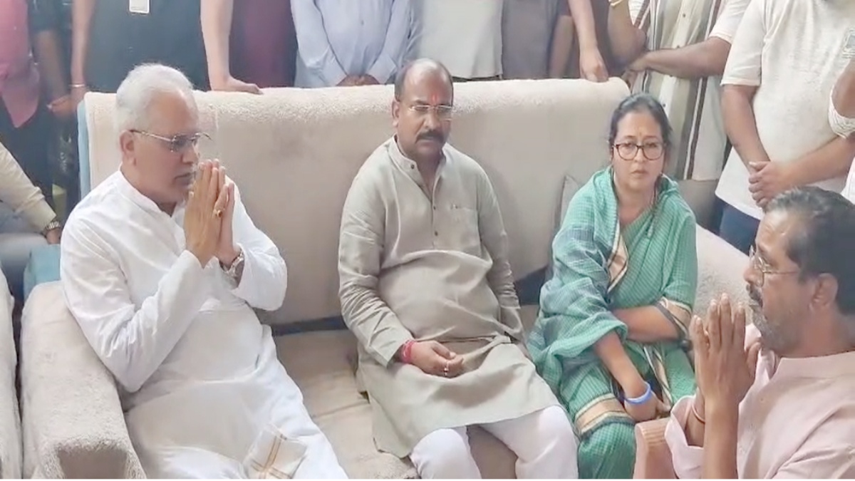 कोरिया तिहरा हत्याकांड : मृतक भाजपा नेता के घर पहुंचे भूपेश बघेल, कहा – ये हत्याकांड षड्यंत्र से प्रेरित, पुलिस की कार्यप्रणाली संदिग्ध