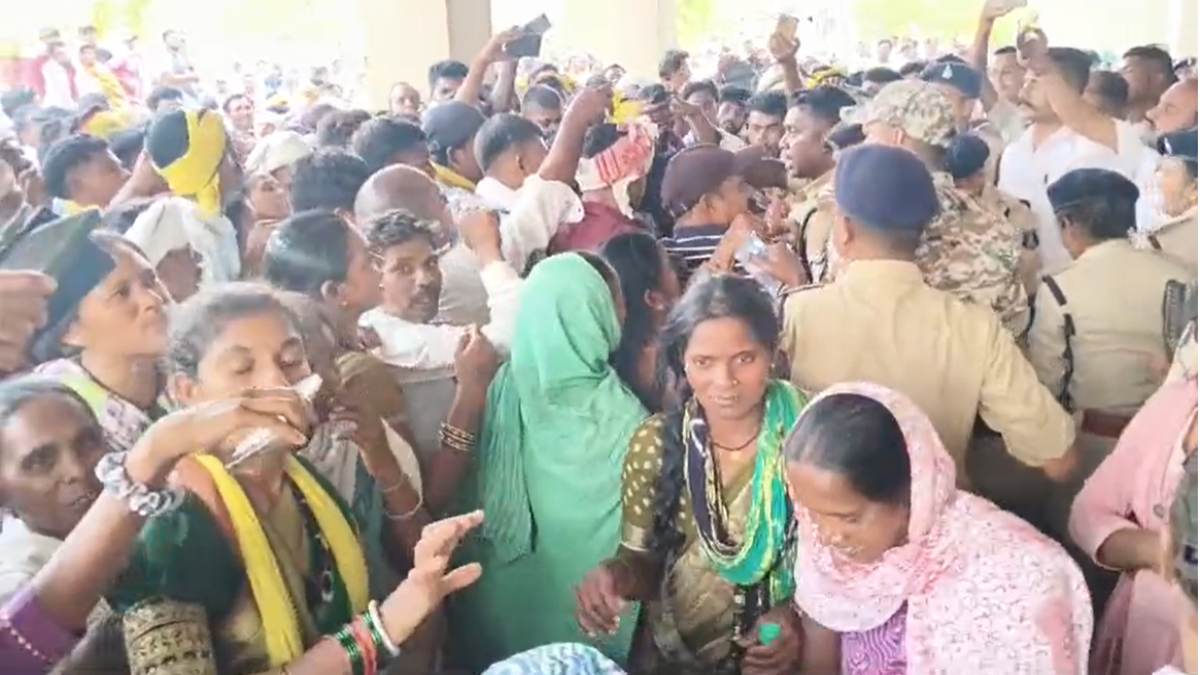 आदिवासी समाज का प्रदर्शन : पाटेश्वर धाम विवाद को लेकर बैरिकेड तोड़ कलेक्ट्रेट में घुसे हजारों लोग, वहीं बनाया खाना, मांगों पर अब भी अड़े हैं प्रदर्शनकारी