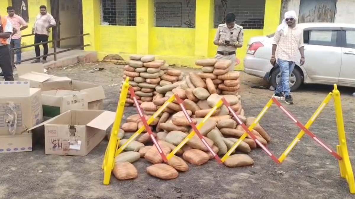 CG News : पुलिस की नाकेबंदी देख गाड़ियां छोड़कर भागे तस्कर, दो कारों से 5 क्विंटल से ज्यादा गांजा जब्त