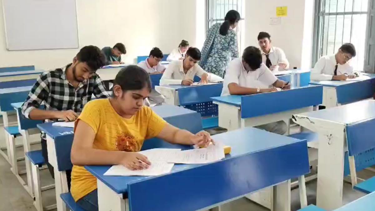 शिक्षा व्यवस्था लचर : अब तक स्कूलों में नहीं पहुंची किताबें, कांग्रेस ने कहा – बच्चे बिना पुस्तक के पढ़ाई करने मजबूर