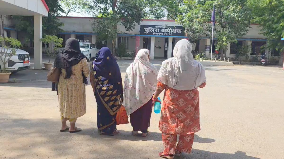 मासूम बच्चियों के साथ नाबालिग ने किया दुष्कर्म, परिजनों ने एसपी से की शिकायत, पुलिस पर लगाए गंभीर आरोप