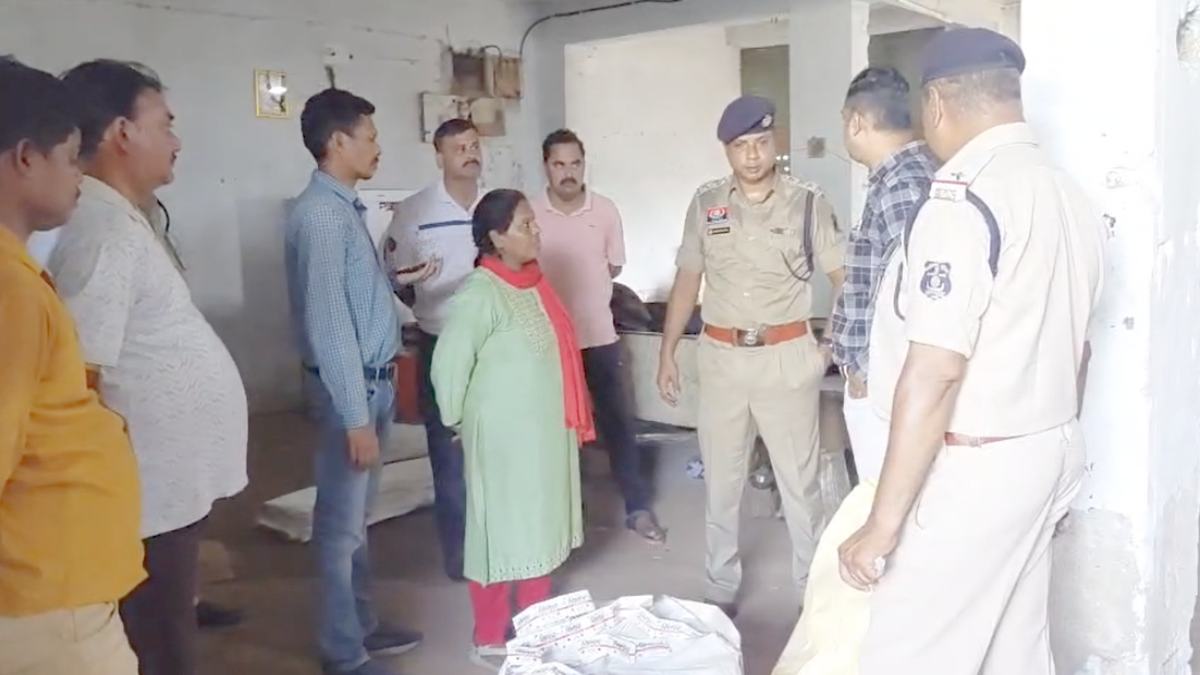 अवैध गुटखा फैक्ट्री का भंडाफोड़ : टीम ने मारा छापा, 12 आरोपी गिरफ्तार, वासिंग पाउडर की आड़ में बना रहे थे नकली गुटखा