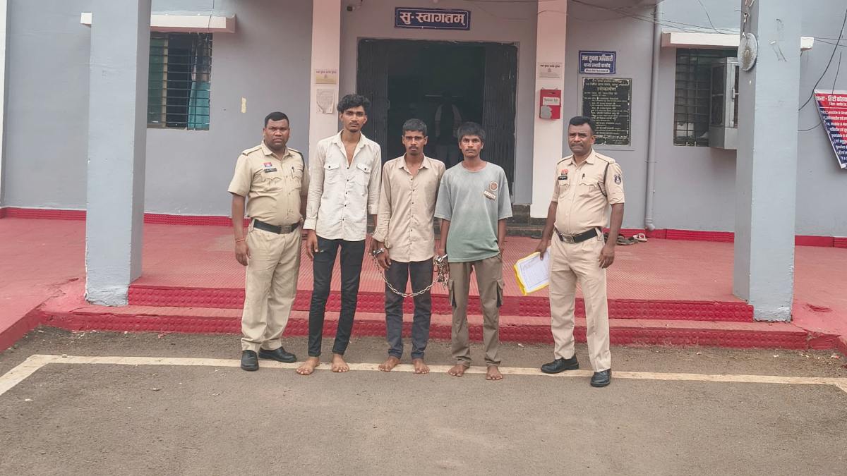 CG Crime : रास्ता पूछने के बहाने चाकू की नोक पर लूट, तीन आरोपी गिरफ्तार, चाकू और बाइक जब्त