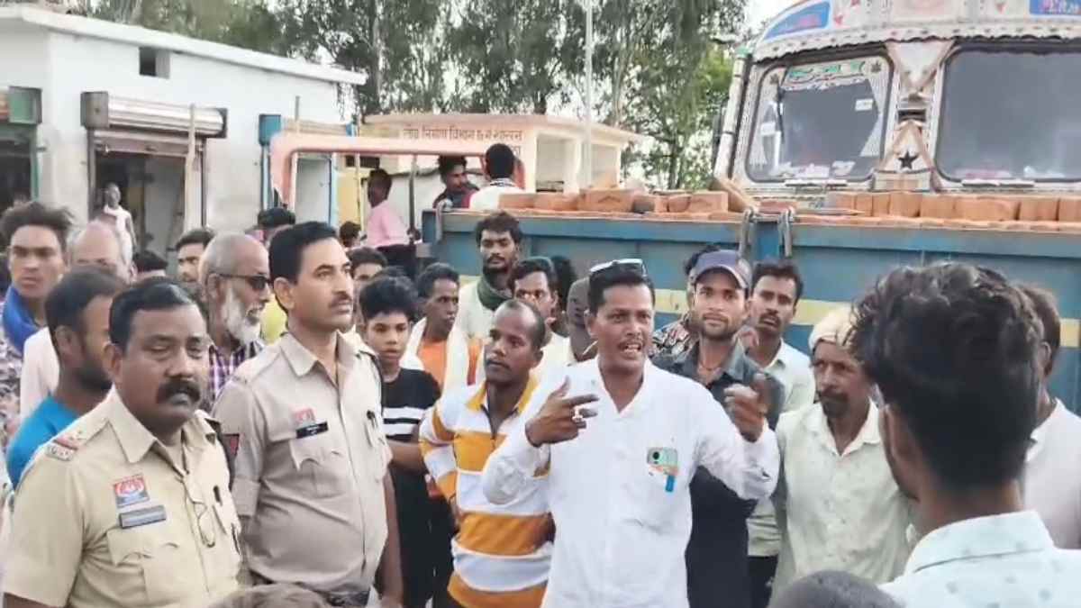 मंत्री के क्षेत्र में रेत का अवैध कारोबार ! ग्रामीणों ने किया चक्काजाम