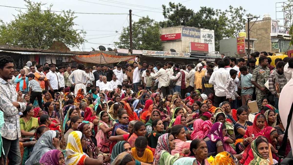 ग्रामीणों के साथ धरने पर बैठे भूपेश बघेल : किसानों की जमीन पर अवैध कब्जा का आरोप, प्रदर्शनकारियों ने कहा- अपराधियों काे संरक्षण दे रहे अफसर