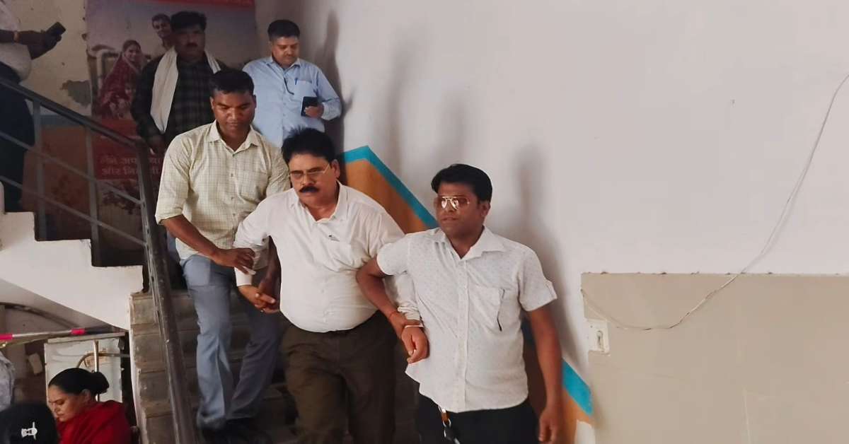 55 हजार में बेच दिया ईमान… डिप्टी सीएमओ डॉ. श्रीनिवास यादव रिश्वत लेते गिरफ्तार, डायग्नोस्टिक सेंटर के रजिस्ट्रेशन के लिए मांगी थी घूस