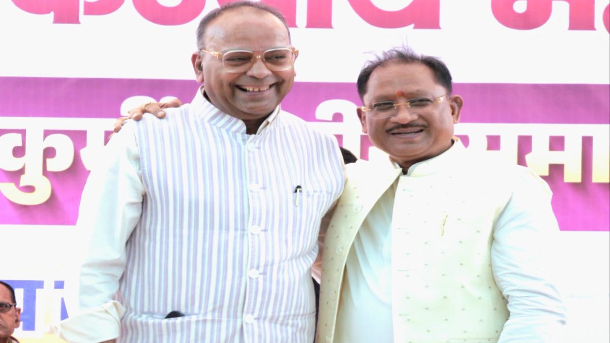 CM और MLA की ‘समधी भेंट’ : विधायक अजय चंद्राकर के पोस्ट पर मुख्यमंत्री साय का आत्मीय जवाब, तस्वीर की कैप्शन बनी चर्चा का विषय
