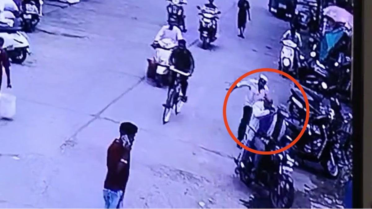 थोक मंडी में व्यापारी से दिनदहाड़े लूट : लाखों रुपए से भरा बैग छीनकर भाग निकले दो नकाबपोश बदमाश, पूरी वारदात CCTV कैमरे में कैद