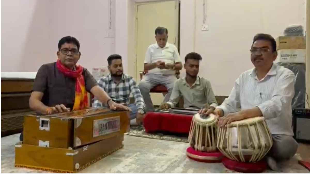 मंत्री टंकराम वर्मा का सुरों से सजा अंदाज, हारमोनियम बजाते गाया मस्तुरिया का गाना – मोर संग चलव जी, मोर संग चलव गा… देखें VIDEO