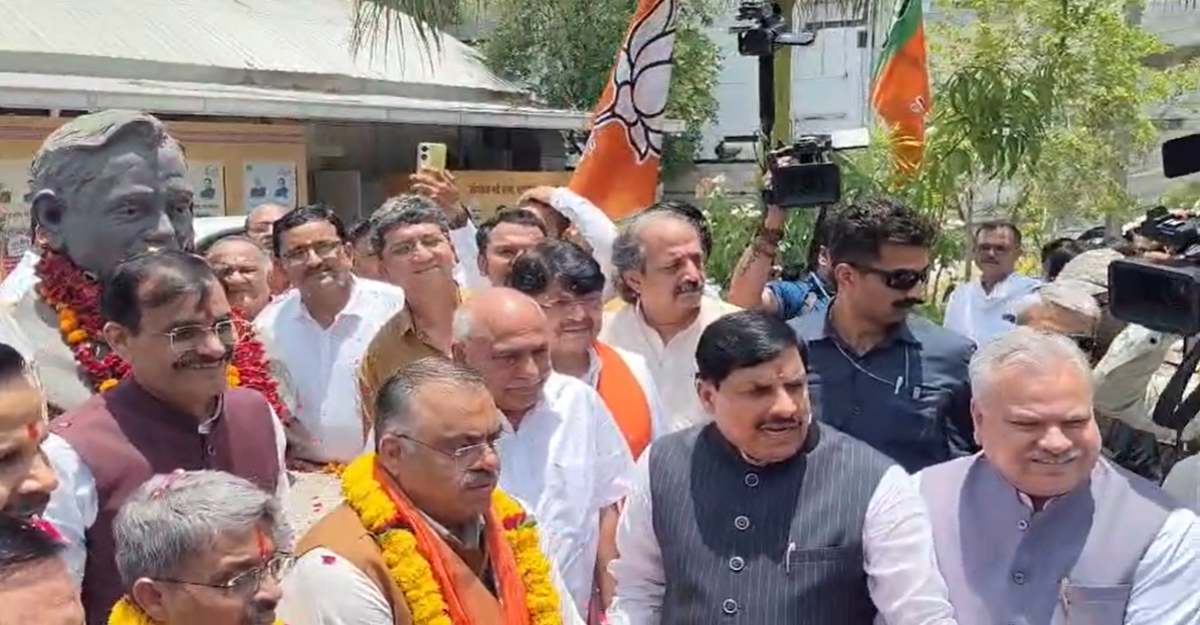 राज्यसभा चुनाव के लिए बीजेपी प्रत्याशियों का नामांकनः तीसरी सीट पर सस्पेंस बरकरार, कांग्रेस खेमे में हलचल तेज