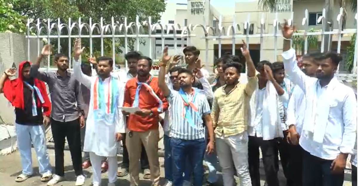 भर्ती परीक्षा में गड़बड़ी पर भड़की NSUI: व्यापमं चौराहे पर जोरदार प्रदर्शन, कर्मचारी चयन मंडल के संयुक्त परीक्षा नियंत्रक को सौंपा ज्ञापन