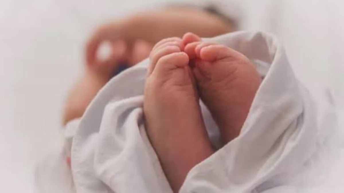इंसानियत शर्मसारः जिला अस्पताल मंदिर के पास मिली 4 दिन की लावारिस नवजात बच्ची, बैग में थी दूध की बोतल