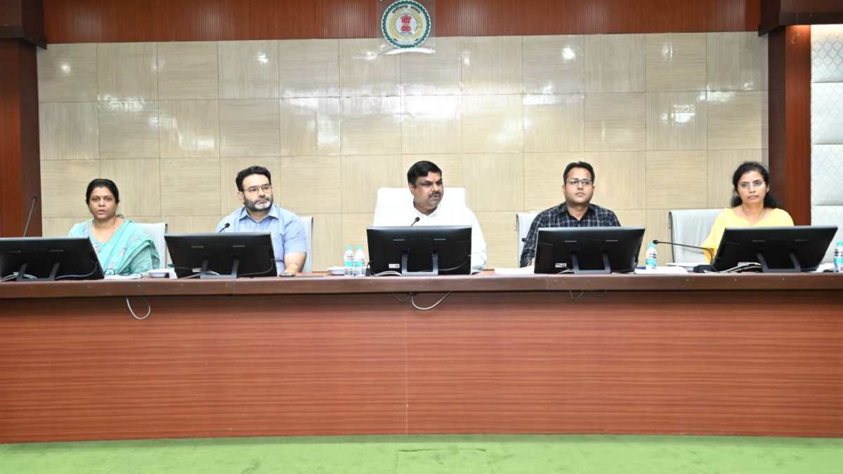 शिक्षा मंत्री गजेंद्र यादव की दो टूक चेतावनी, सभी डीईओ से कहा – स्कूल संचालन और योजनाओं में कोताही बरतने वालों पर होगी कार्रवाई