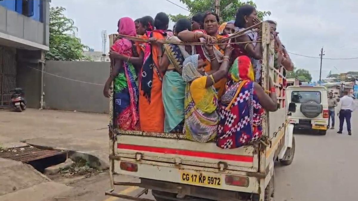 सड़कों पर मौत का सफर! जब बस नहीं मिलती, तो ट्रैक्टर और पिकअप बन जाते हैं ग्रामीणों की मजबूरी
