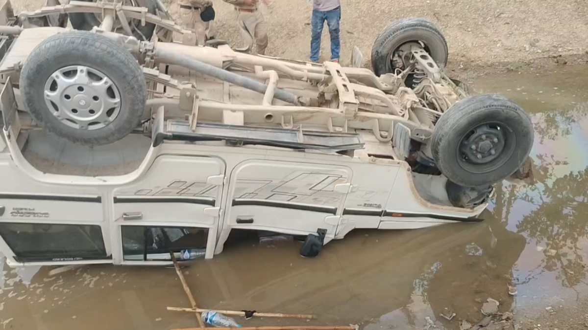 CG News : आबकारी विभाग की गाड़ी की टक्कर से एक की मौत, दो का चल रहा इलाज, नहर में गाड़ी पलटने से आबकारी टीम के सदस्य भी घायल