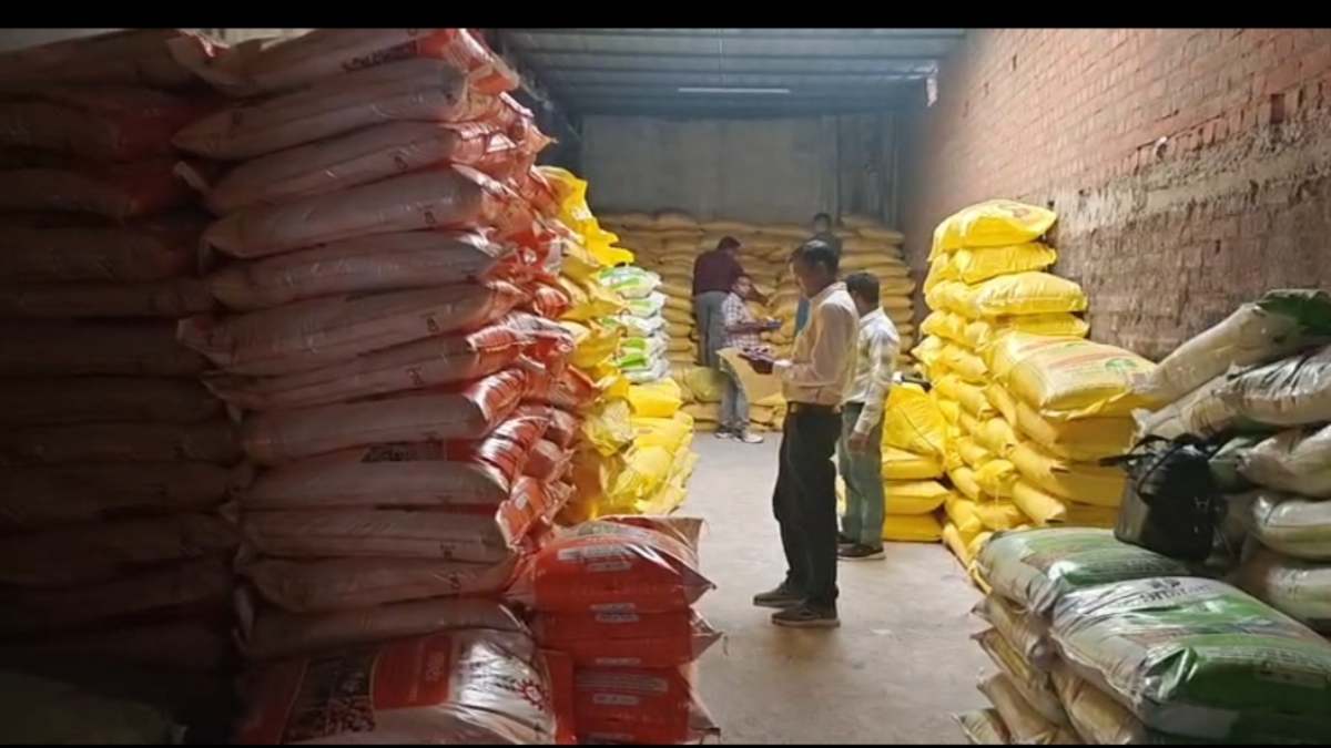 खाद की कालाबाजारी का भंडाफोड़ : किसान बनकर पहुंचे कृषि उप संचालक, 266 रुपए की यूरिया 850 में बेचते पकड़ाया व्यापारी, दुकान सील, 1400 बोरी खाद जब्त