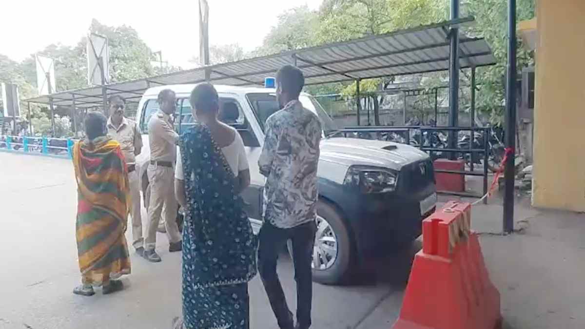 PM आवास सूची को लेकर ग्राम सभा में हंगामा, नाम नहीं होने पर मां-बेटी ने किया आत्मदाह का प्रयास