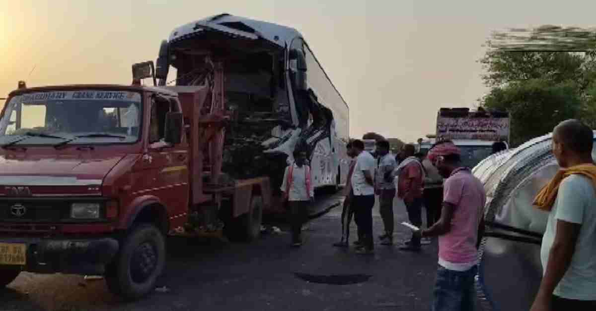 रफ्तार ने छीन ली जिंदगी: डबल डेकर बस ट्रक से टकराई, 2 लोगों की मौत