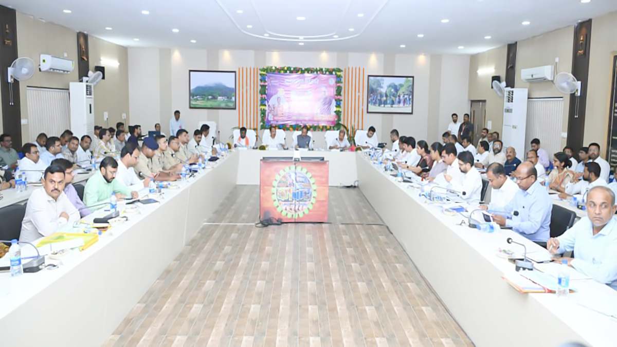 सुशासन तिहार : सीएम साय ने की चार जिलों की समीक्षा, जनकल्याणकारी योजनाओं के प्रभावी क्रियान्वयन और जनसेवा पर दिया जोर
