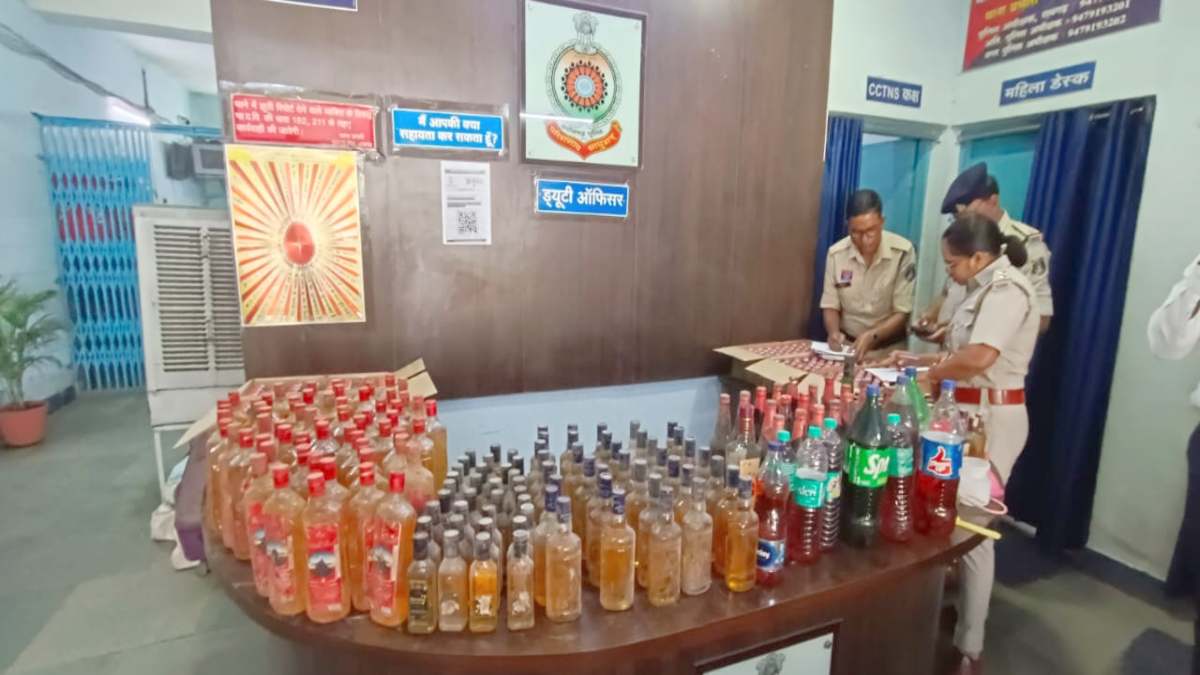 नकली शराब का भंडाफोड़ : नकली होलोग्राम के सहारे चल रहा था खेल, तस्कर गिरफ्तार, बड़ी मात्रा में अवैध शराब, नकली होलोग्राम और पैकिंग सामग्री जब्त