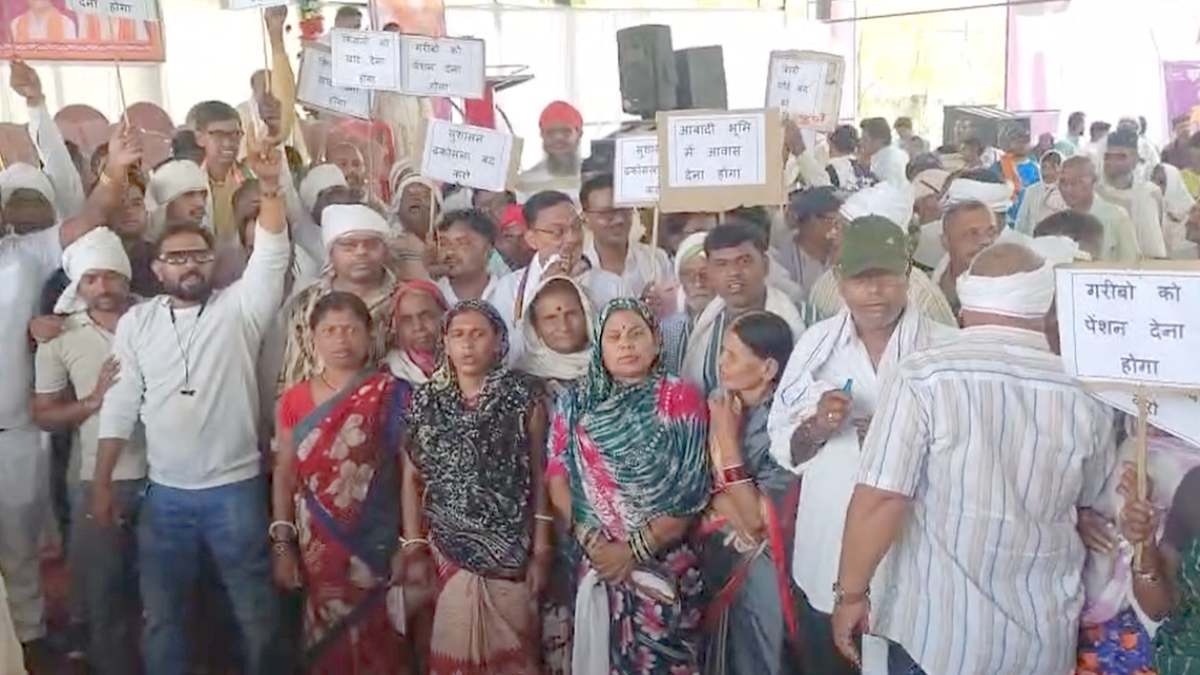 सुशासन तिहार में कांग्रेस का प्रदर्शन : अवैध रेत परिवहन और शराब बिक्री पर कार्रवाई की मांग, पेयजल समस्या पर महिलाओं ने मटकी फोड़कर जताई नाराजगी