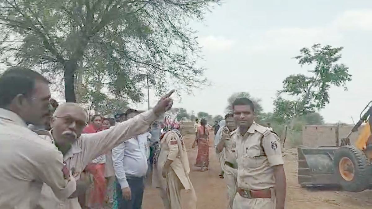 अतिक्रमण हटाने के दौरान ग्रामीण ने खाया जहर, हालत गंभीर, पीड़ित परिवार ने प्रशासन पर पक्षपात का लगाया आरोप