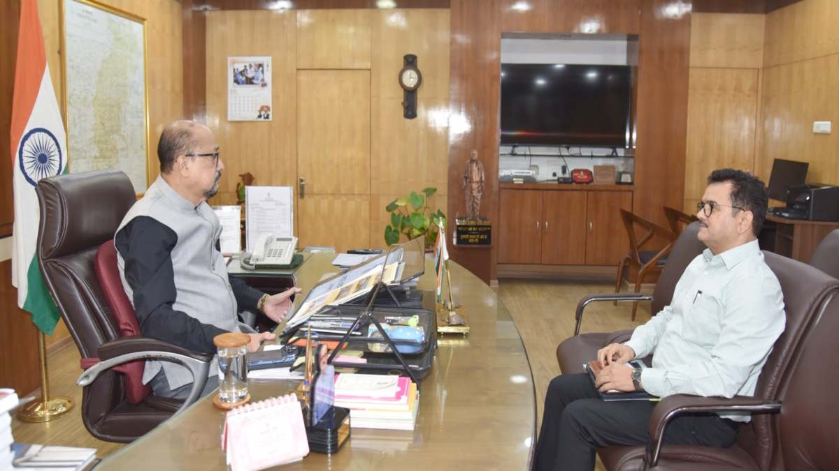 अवैध रेत उत्खनन पर राज्यपाल सख्त : रमेन डेका बोले – नदियों के अस्तित्व से खिलवाड़ मंजूर नहीं, खनिज विभाग के सचिव को दिए कार्रवाई के निर्देश