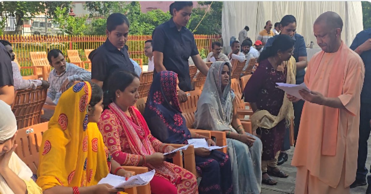 समर्पित शासन, सशक्त समाधान : CM योगी ने लगाया जनता दर्शन, एक-एक कर सुनी सबकी फरियाद