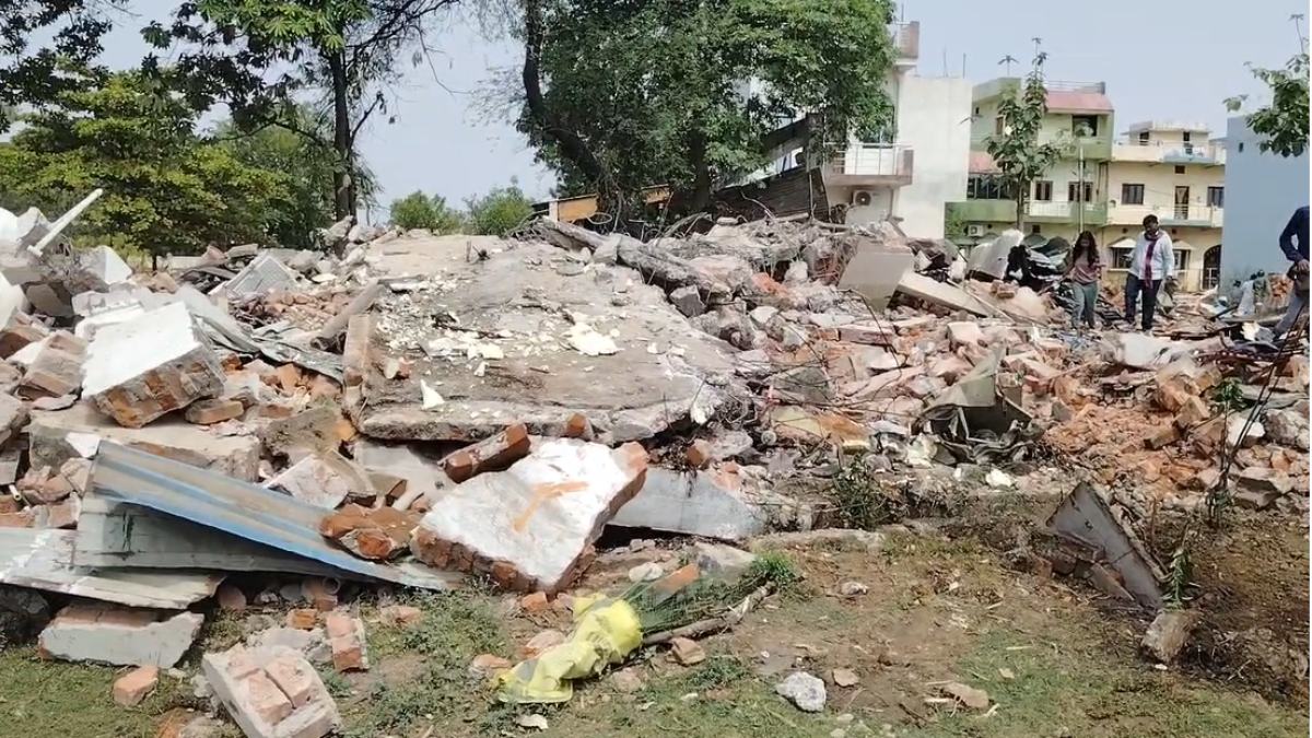 अवैध मदरसे पर चला बुलडोजर, हाईकोर्ट के आदेश के बाद नगर निगम ने की कार्रवाई, अब गरीबों के लिए बनेंगे घर