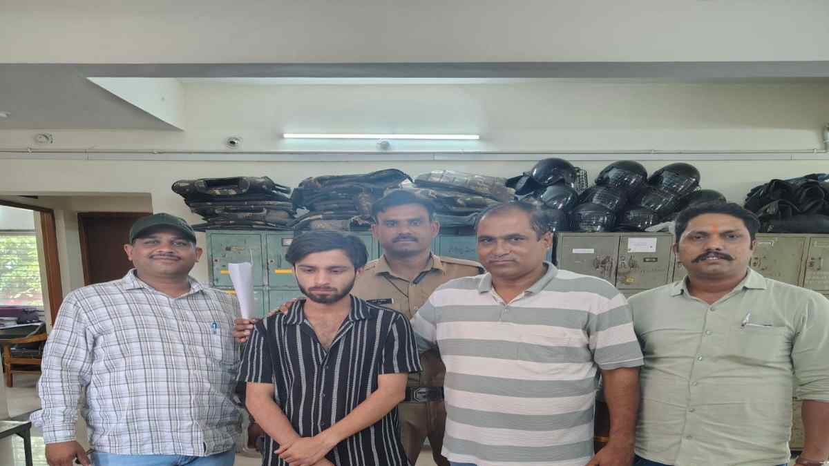 दुकानदार निकला चोर: पहले की लाखों की चोरी, फिर पुलिस में की शिकायत