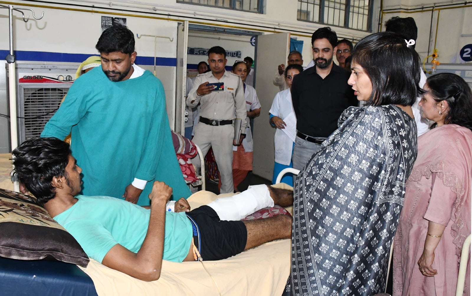 डीसी वर्षा खांगवाल का जिला अस्पताल में औचक निरीक्षण, कहा- मरीजों को समय पर और बेहतर उपचार मिलना चाहिए