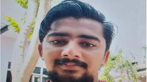 सैर पर निकला मर्चेंट नेवी जवान खेतों में मिला मृत, नीला पड़ा था पूरा शरीर; इकलौते बेटे की मौत से गांव में मातम