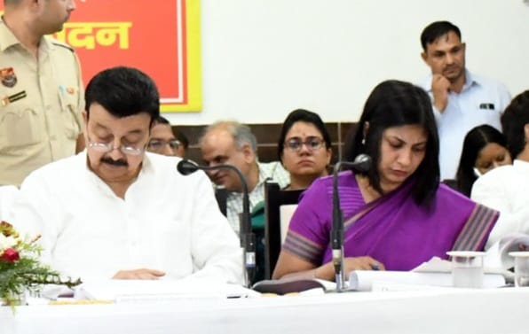 झज्जर: ग्रीवेंस कमेटी की बैठक से मीडिया को बाहर करने पर विवाद, मंत्री के आदेश पर उठे सवाल