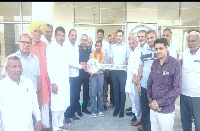 499 अंक, हरियाणा टॉपर और अब इलेक्ट्रिक स्कूटी का सम्मान! उचाना की बेटी दीपांशी ने बढ़ाया क्षेत्र का मान