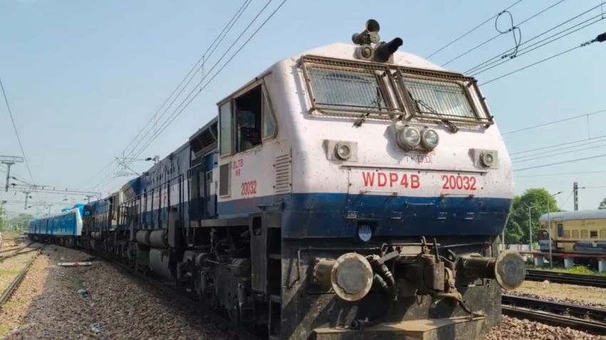 भारतीय रेलवे का बड़ा कमाल, 120 किमी की रफ्तार से ट्रैक पर दौड़ी देश की पहली हाइड्रोजन ट्रेन