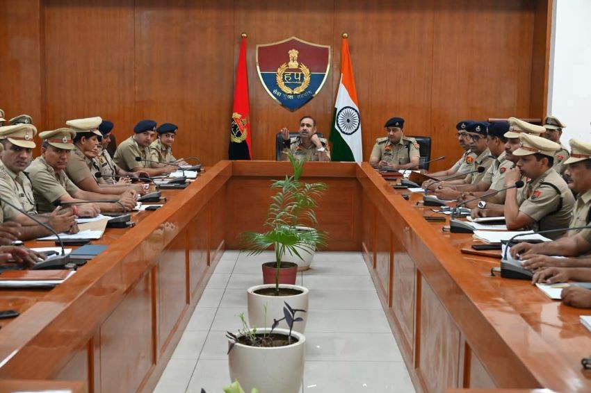 करनाल में आईजी अशोक कुमार ने ली पुलिस अधिकारियों की बैठक, अपराधियों पर सख्त निर्देश