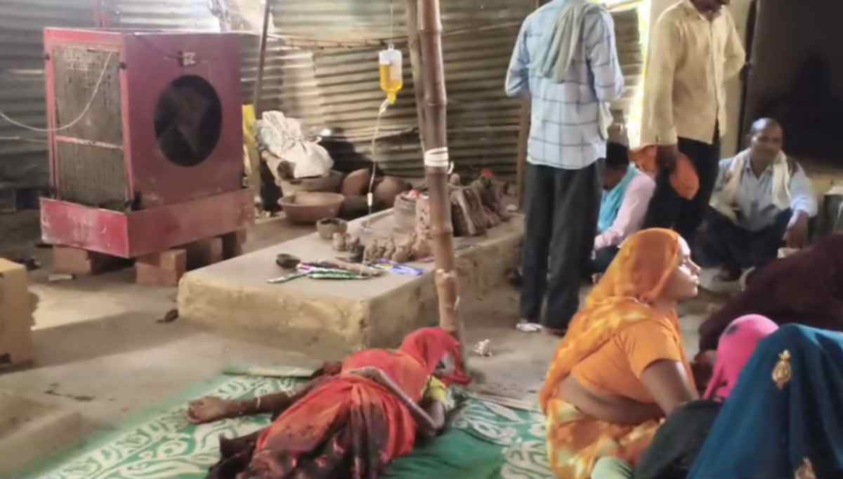 झोपड़ी में हॉस्पिटल: लकड़ी के सहारे लटकी ग्लूकोज की बोतल, कटनी में मरीजों की जान से खिलवाड़ कर रहे झोलाछाप डॉक्टर