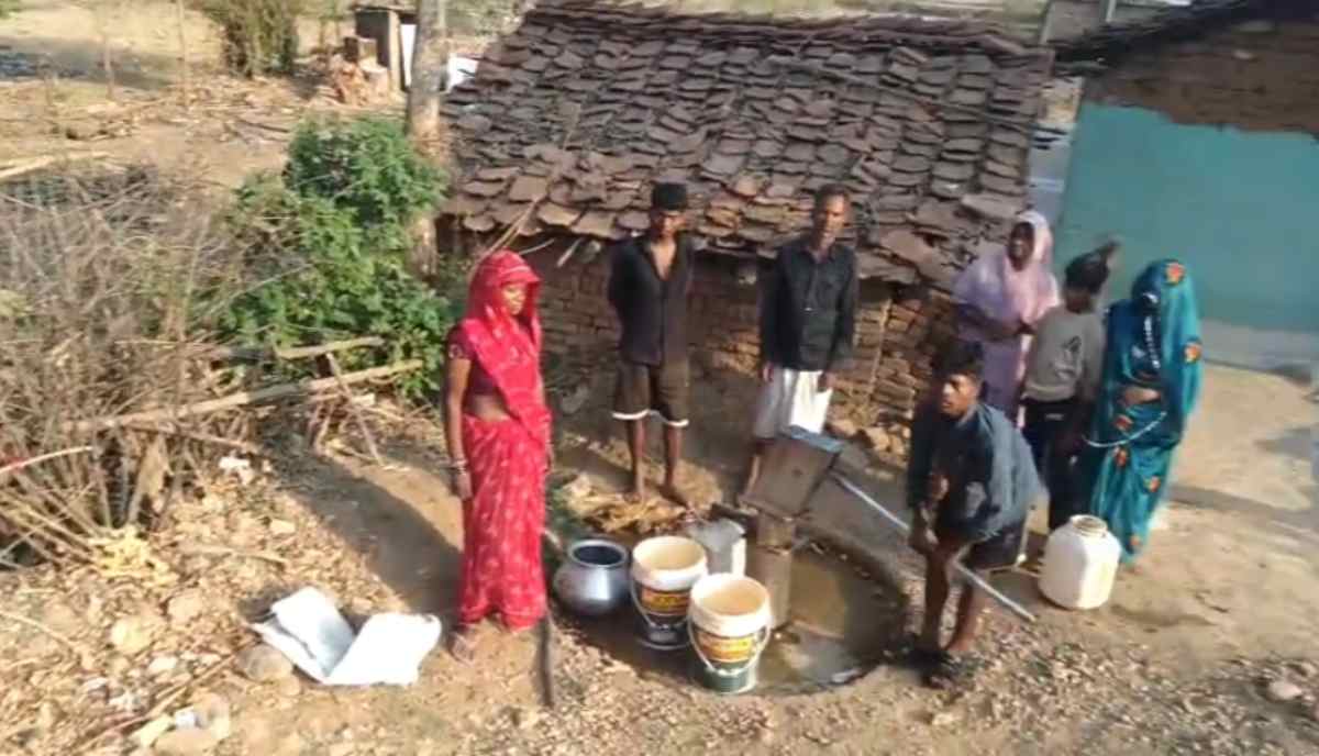 नल जल योजना सिर्फ दिखावा! आदिवासी इलाके में परिवारों को नहीं मिल रहा लाभ, इस तरह प्यास बुझा रहे ग्रामीण