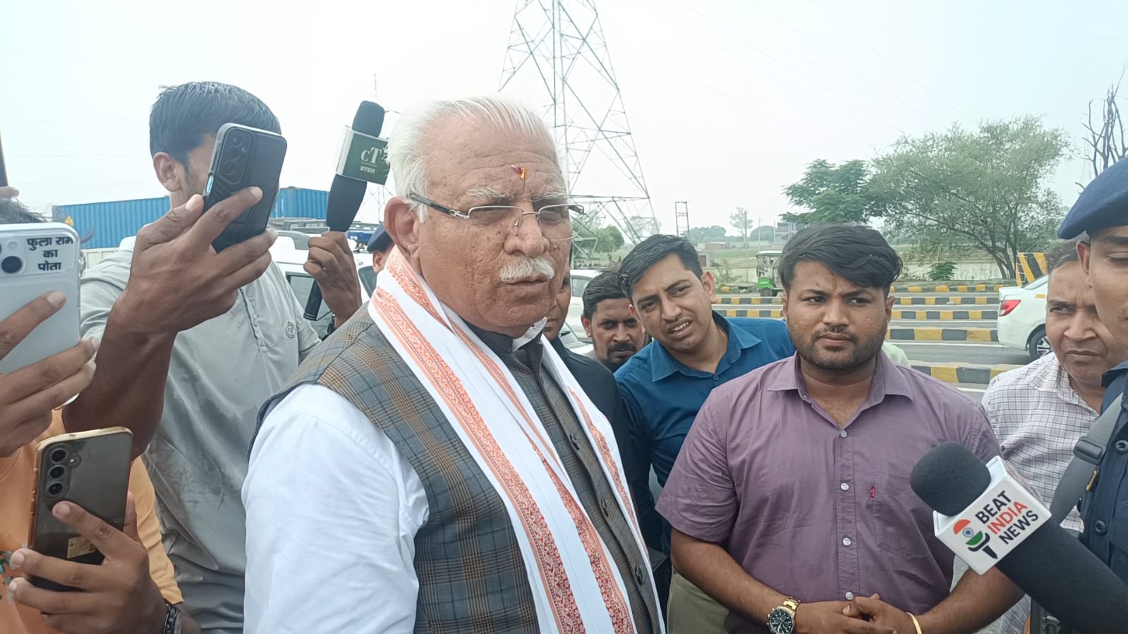 टोल प्लाजा पर जुटे ग्रामीण: केंद्रीय मंत्री मनोहर लाल ने रोका काफिला, स्थानीय लोगों को मिला आश्वासन
