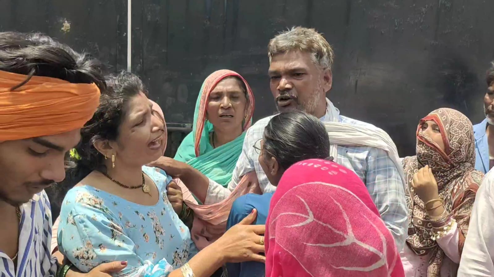 करनाल में जमीनी विवाद में पोते ने दादा को मारी गोली, हथियार लहराते हुए बाइक से हुआ फरार